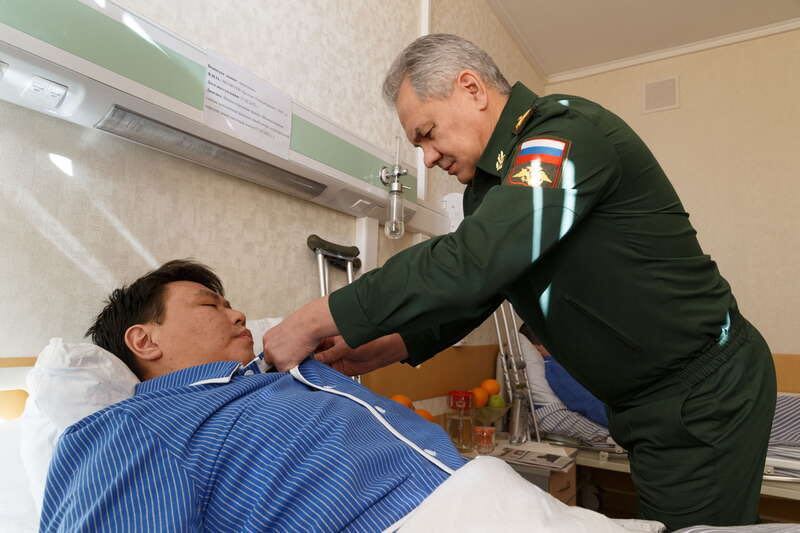 sjojgoe deelt onderscheiding uit foto rus min def
