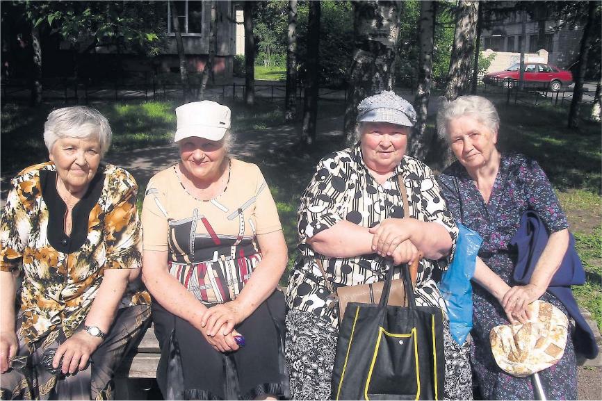 Vier oude vrouwen op een bankje in een speeltuin